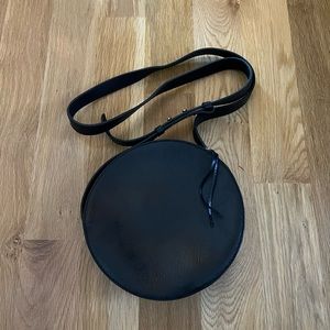 The Simple Circle Crossbody Bag by Madewell in black